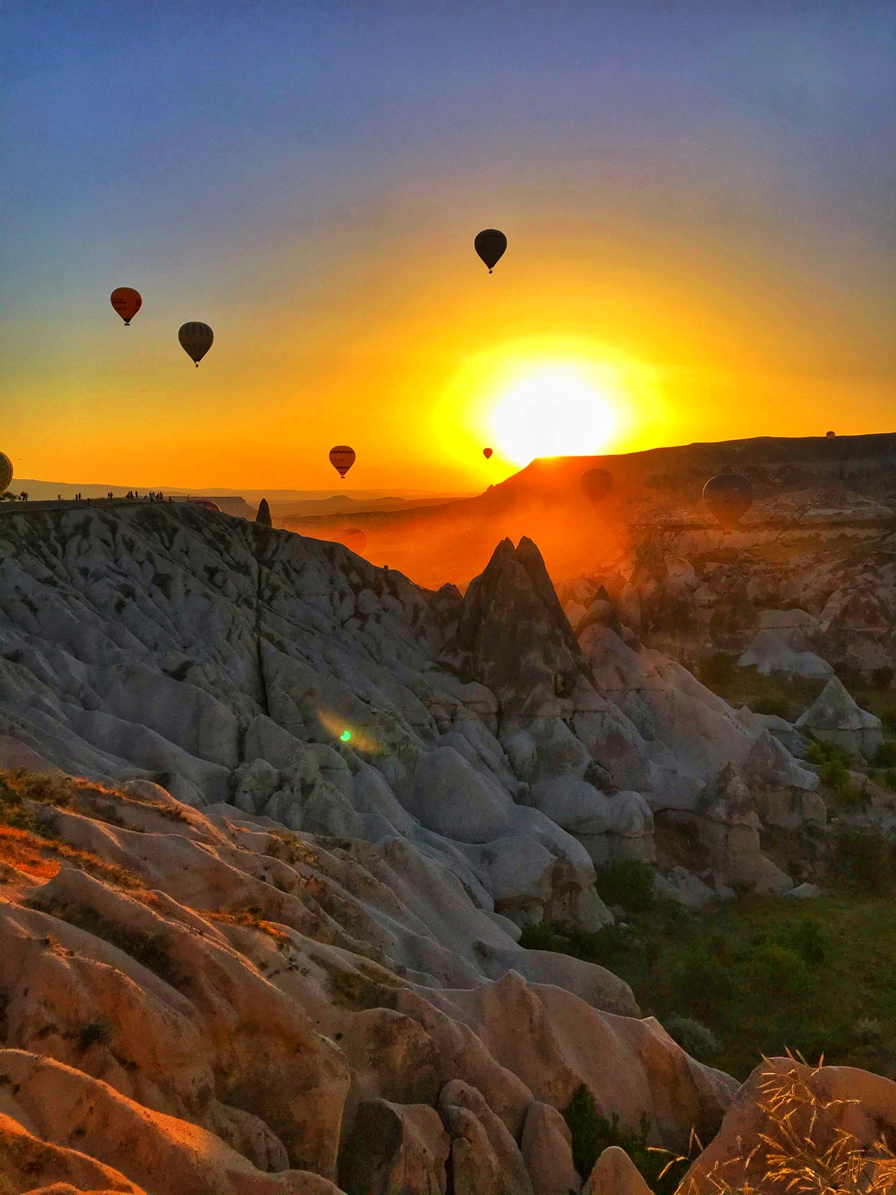 Sunrise and hot-air balloons in Cappadocia, Türkiye